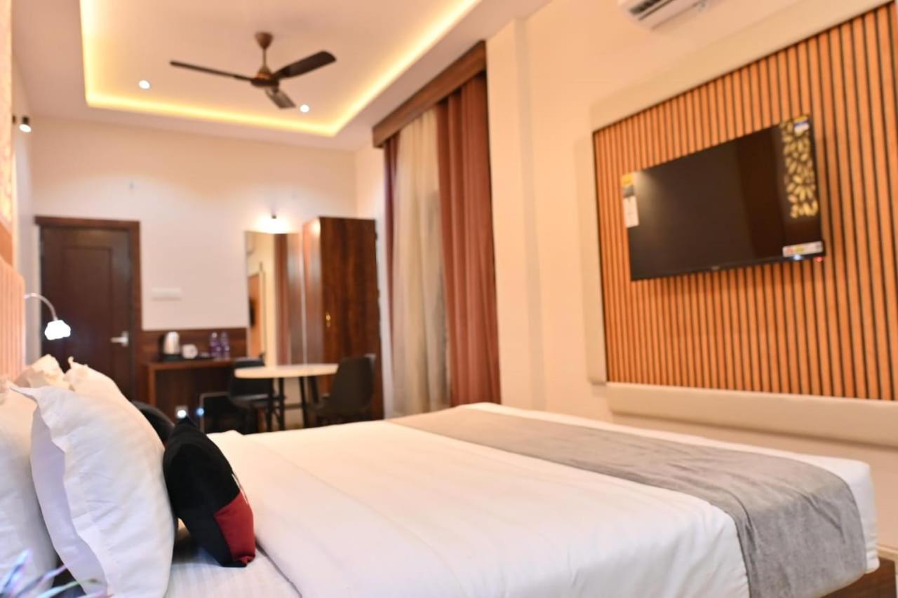 The Apple Tree Hotel Indore Luaran gambar